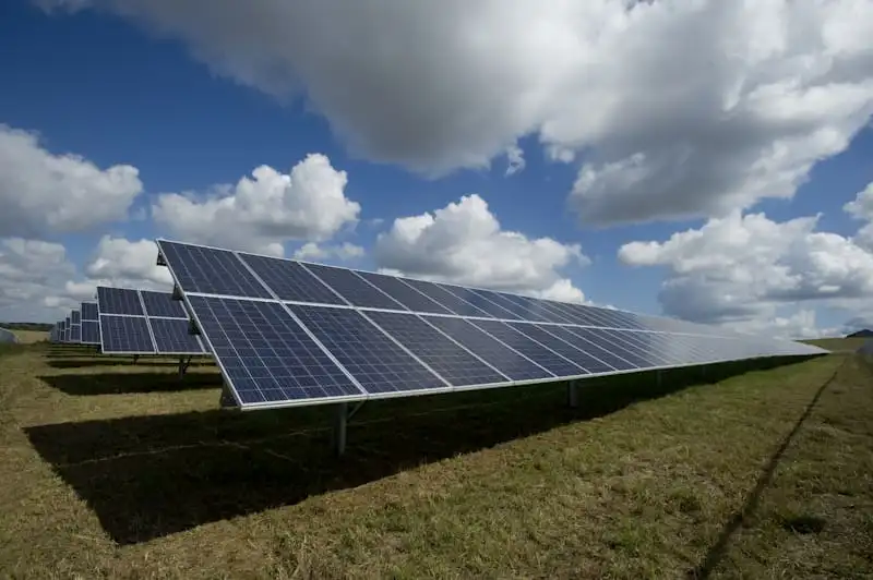 住宅の屋根に設置された太陽光パネル