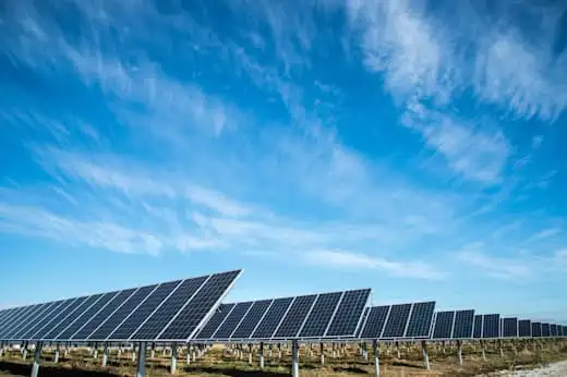 屋根に設置されたソーラーパネル